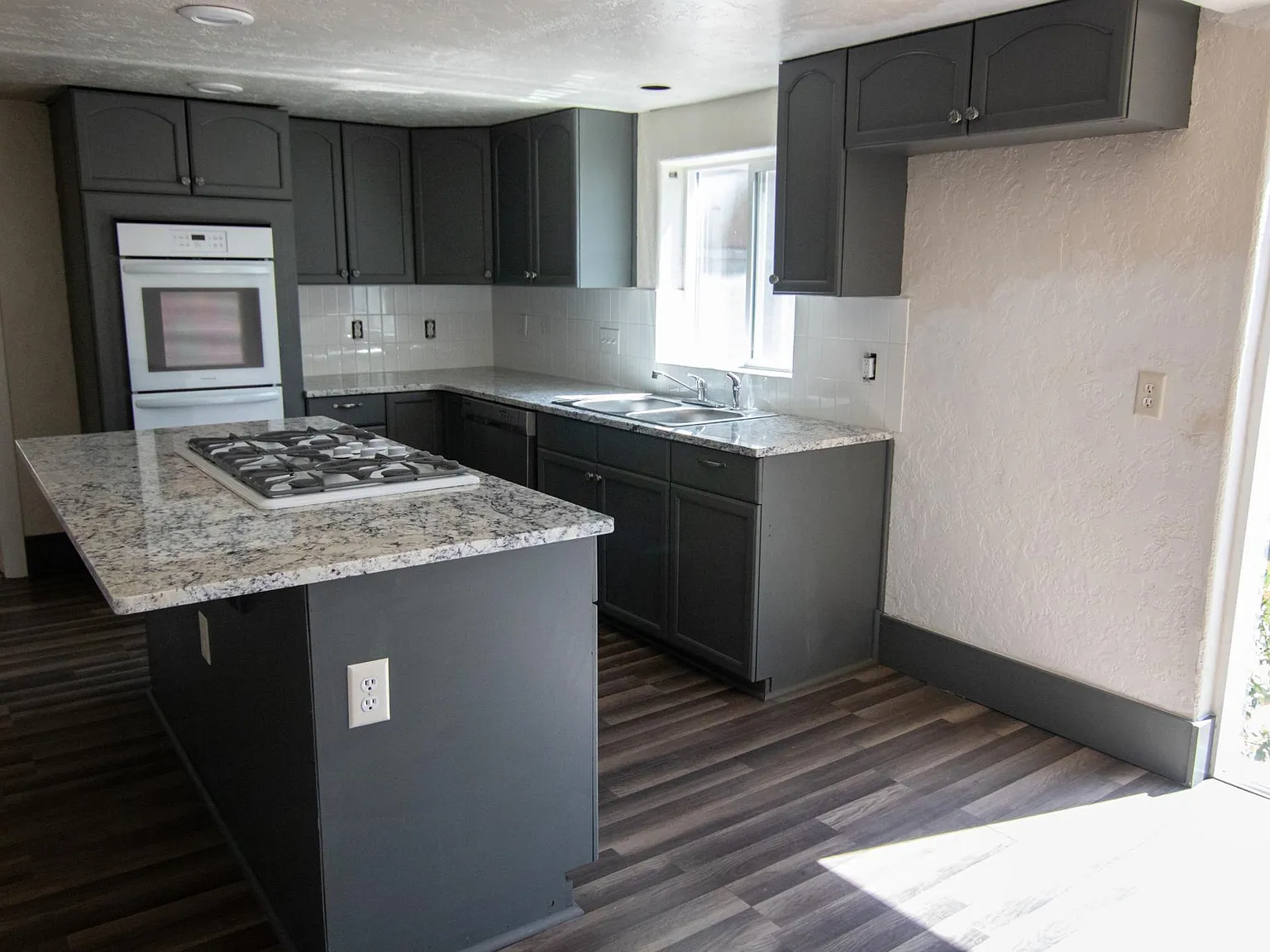 5 bed, 2700 sqft, $2,645 — Photo 2