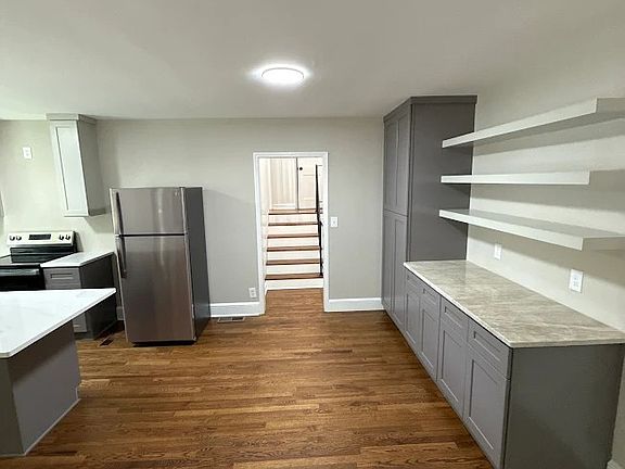 4th image of 528 Barrington Dr
