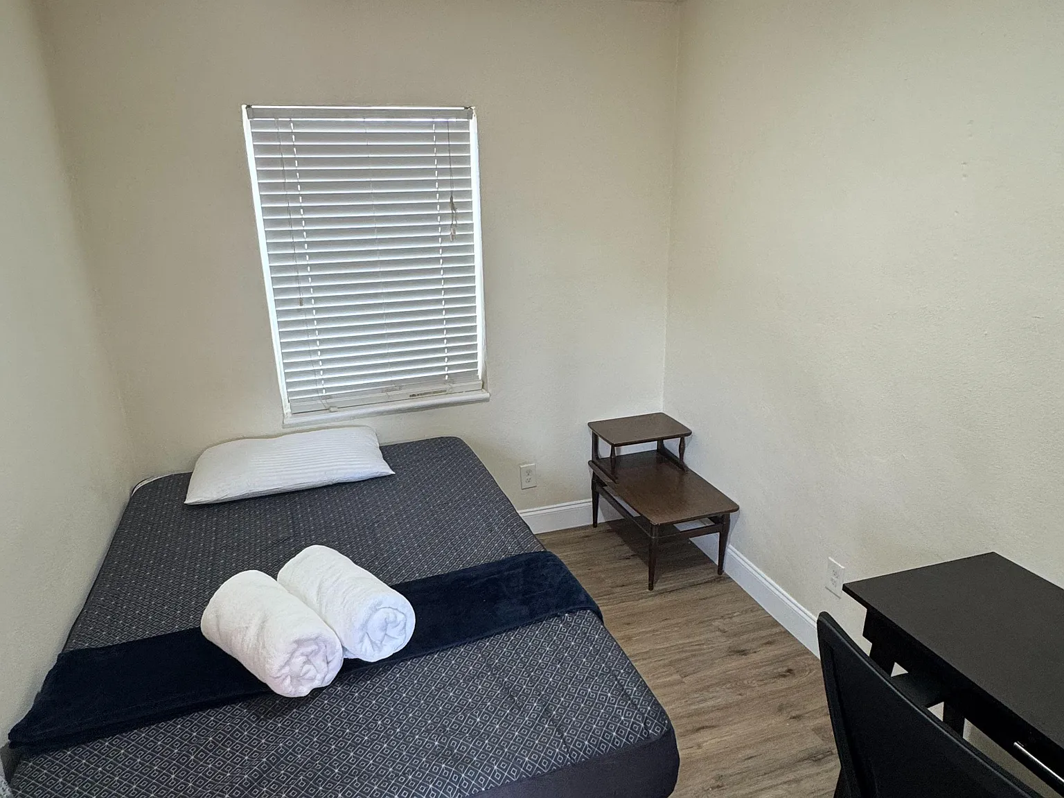 3 bed, 1.0 bath, 600 sqft, $905 — Photo 2