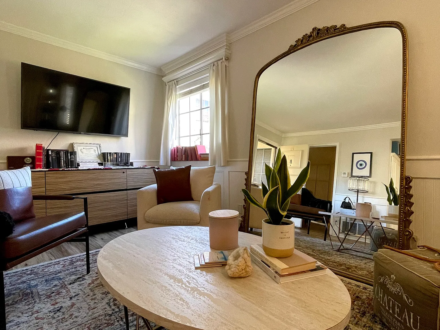 2 bed, 700 sqft, $2,999 — Photo 1