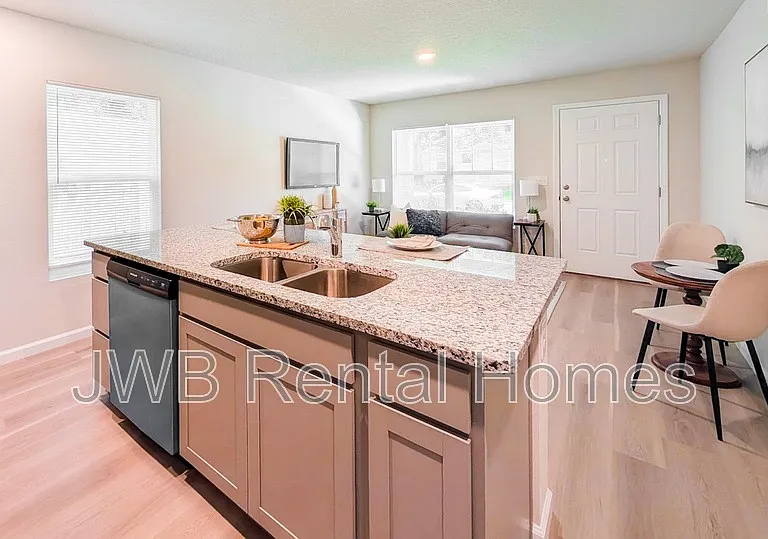 112 W 25th St — Photo 5