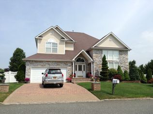 77 Blueberry Ridge Dr, Holtsville, NY 11742