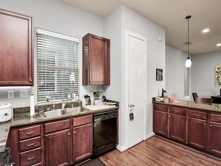 4422 Center St — Photo 8