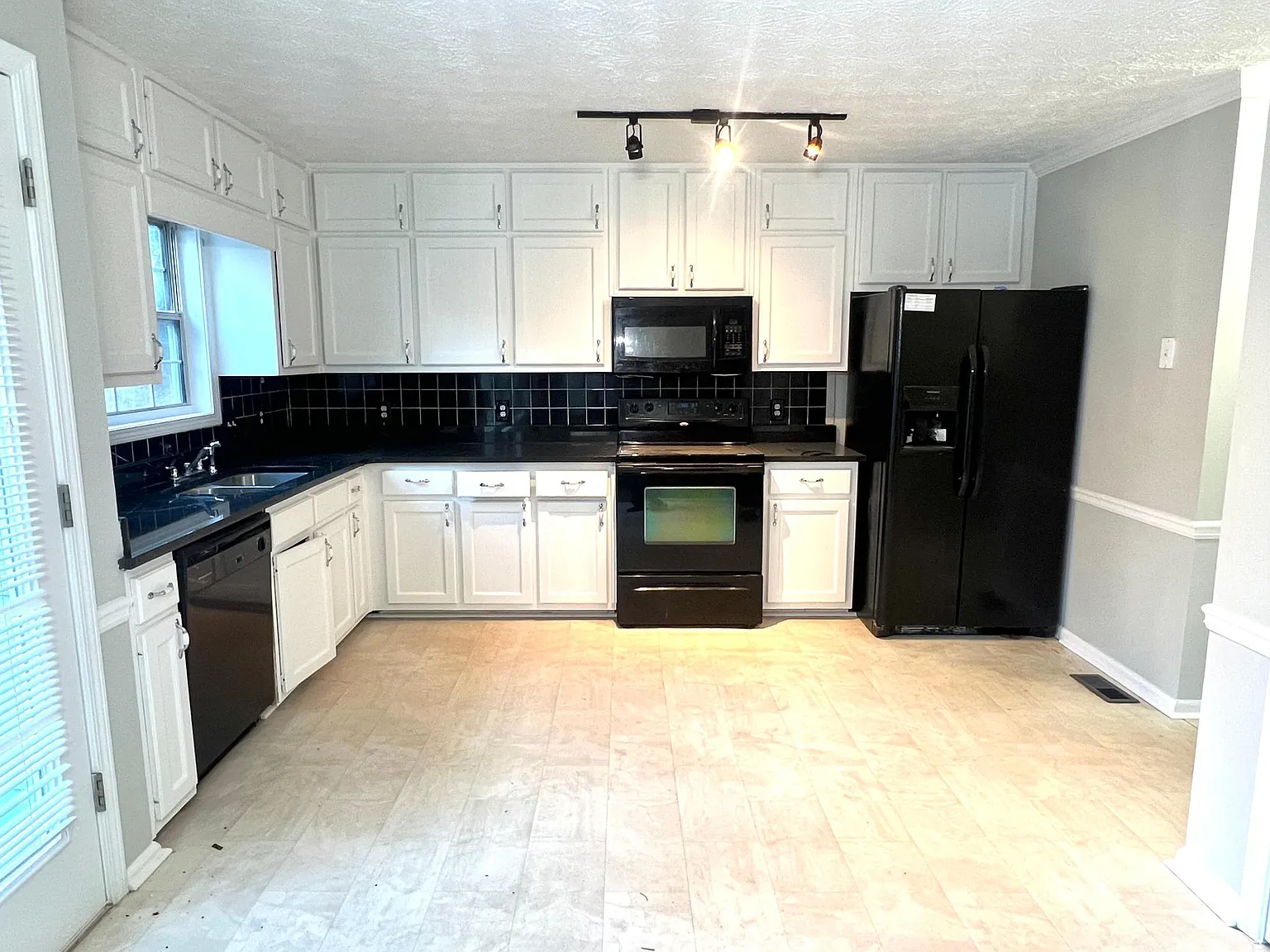 4 bed, 2.5 bath, 2250 sqft, $2,500 — Photo 3