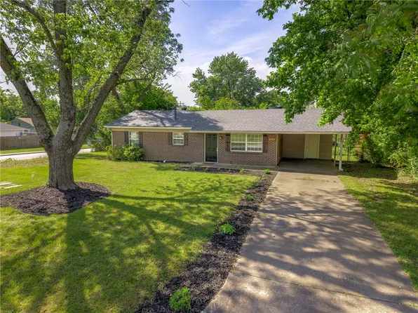 2101 Sycamore Pl, Springdale, AR 72762
