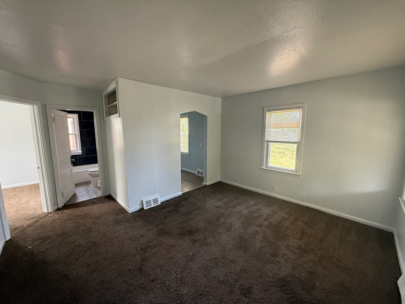Newly refreshed 2-bedroom ranch on a quiet street. — Photo 2