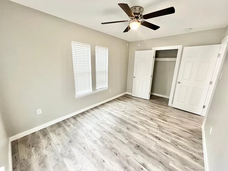 2035 Waverly Ave — Photo 34