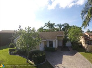 13731 Oak Ridge Dr, Davie, FL 33325