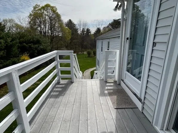 352 Thoreau St, Concord, MA 01742