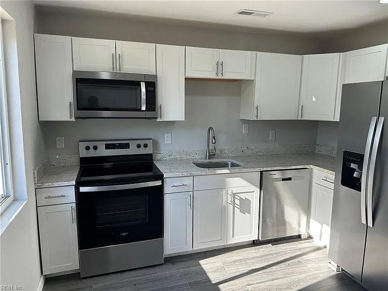 1265 W 40th St — Photo 10