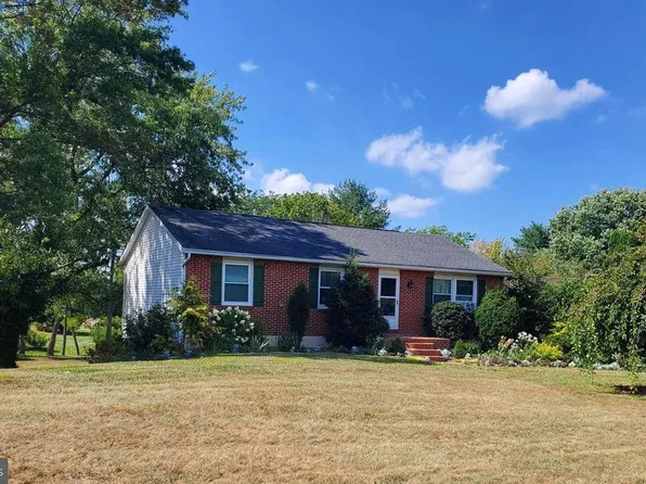 484 Mountain Rd, Boiling Springs, PA 17007