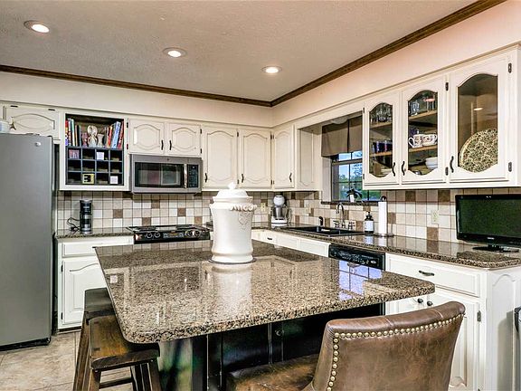 4th image of 2904 Crossroads Dr