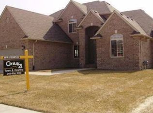 19388 Hudson River Dr, Macomb, MI 48044
