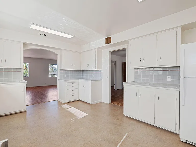 2120 State St — Photo 11