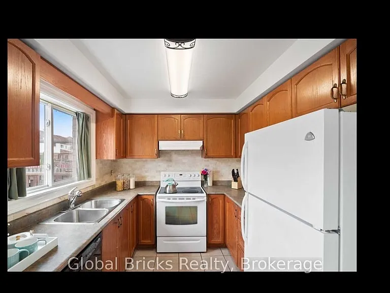 83 Monaco Ct — Photo 16