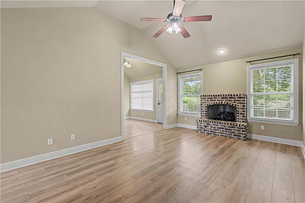 198 Alexandra Loop - 1 — Photo 4