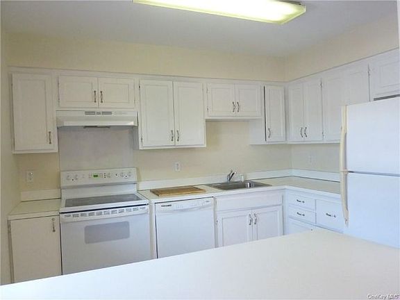 2nd image of 23 Somerset Dr APT 13D