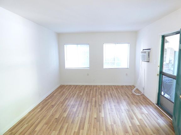 4th image of 4933 Cahuenga Blvd