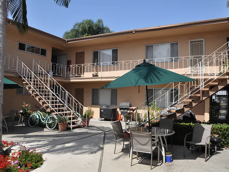 Royal Palms Apartments — Photo 23