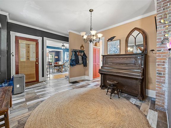 4th image of 90 Hickory St