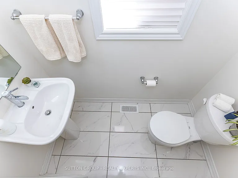 130 Ice Palace Cres — Photo 5
