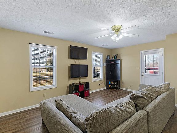4th image of 77 Oakdale Dr