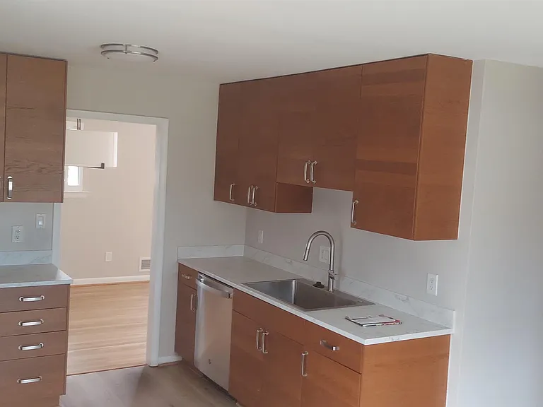 9820 Inglemere Dr — Photo 3