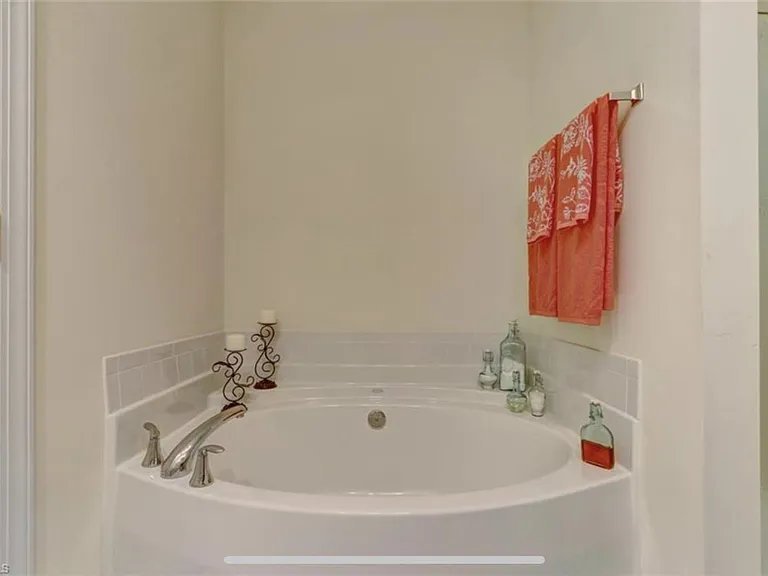 Master bed bath with tub & standing shower