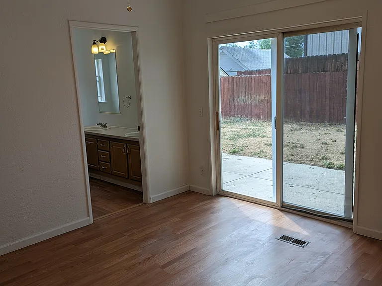514 Holbrook St — Photo 21