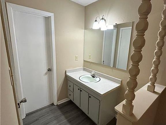 5th image of 4959 Fieldcrest Dr #H