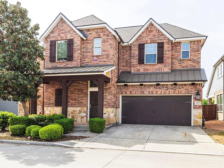 1217 Naples Dr — Photo 2
