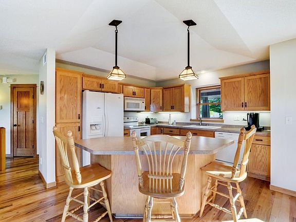 3rd image of 941 Acacia Cir S