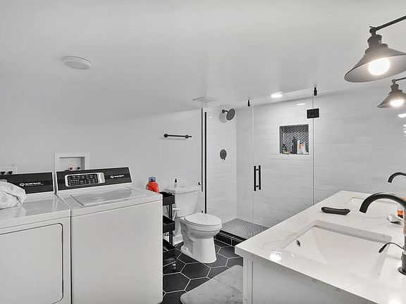 2nd image of 5007 N Winchester Ave