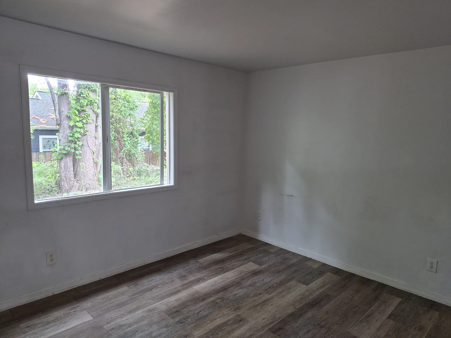 1277 Greenwich St SW — Photo 4