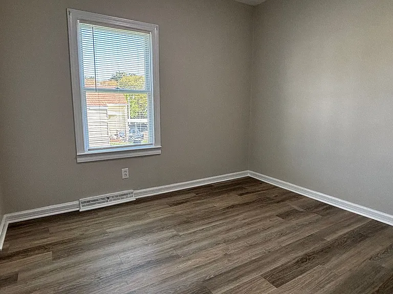 1310 Maple St — Photo 6