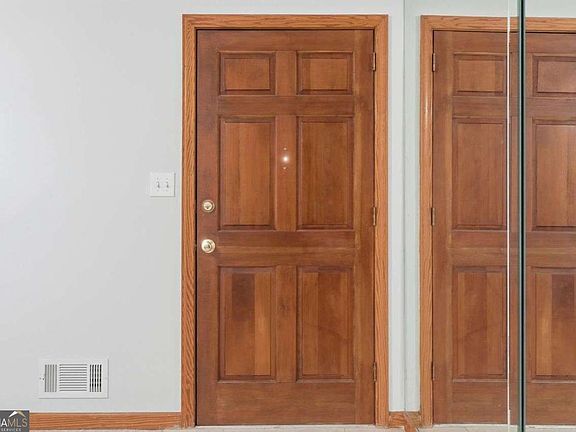 4th image of 3283 Meadowview Ln SW