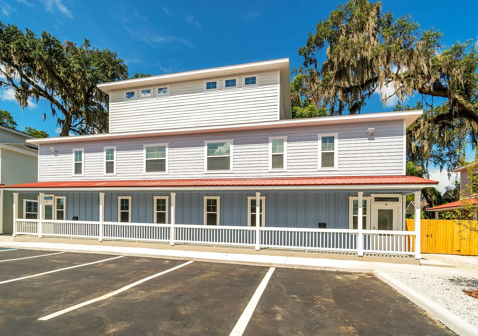 The Reef Townhome Now Leasing For Fall 2027! — Photo 4