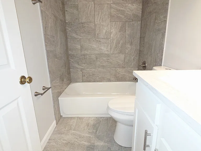 2nd Floor Full Bathroom