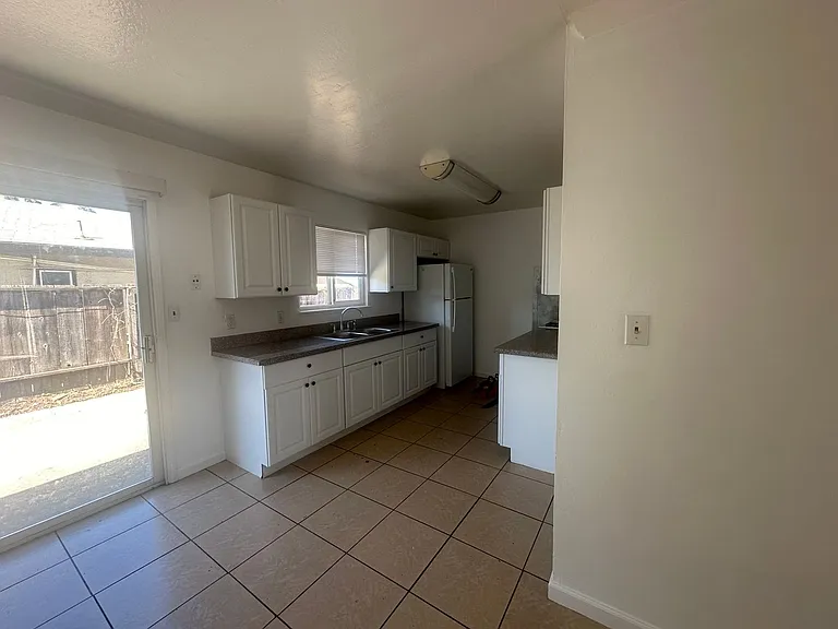 332-348 Bartlett Ave — Photo 6