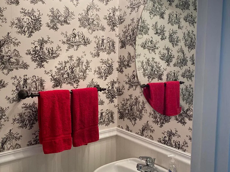917 Jamestown Ave #100 — Photo 8