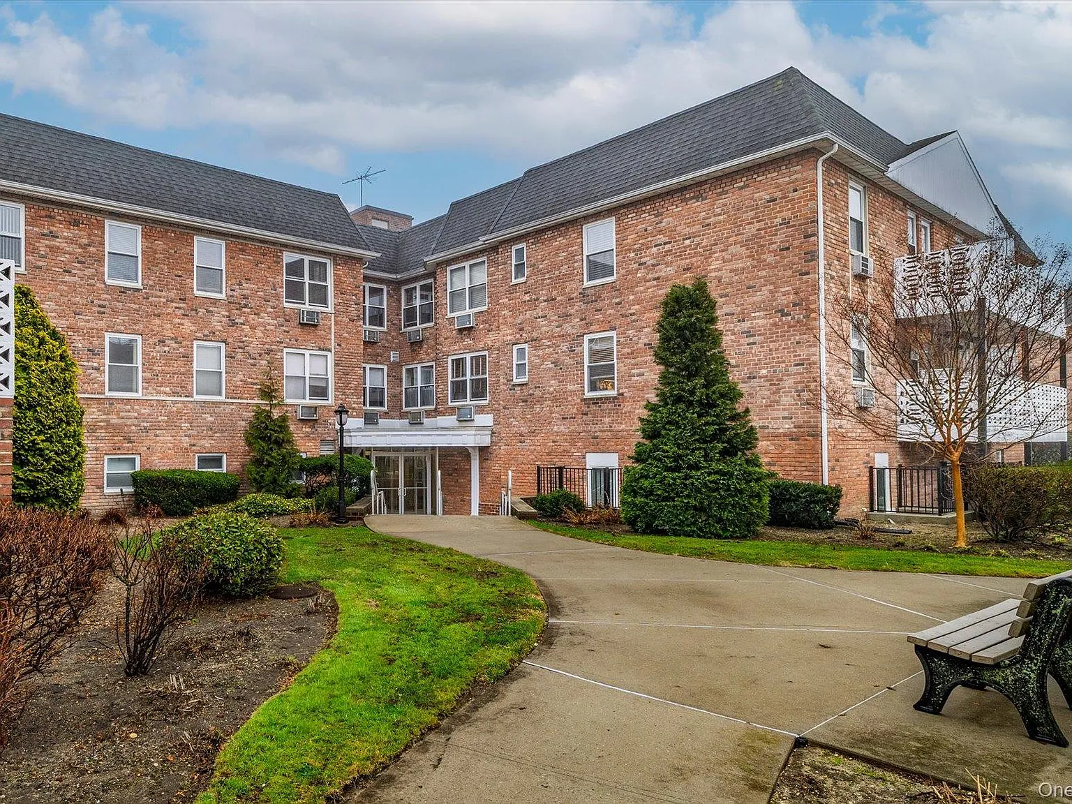 3 bed, 2.0 bath, 1300 sqft, $3,750 — Photo 1