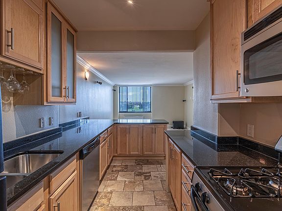 4th image of 700 E 8th St Unit 8O