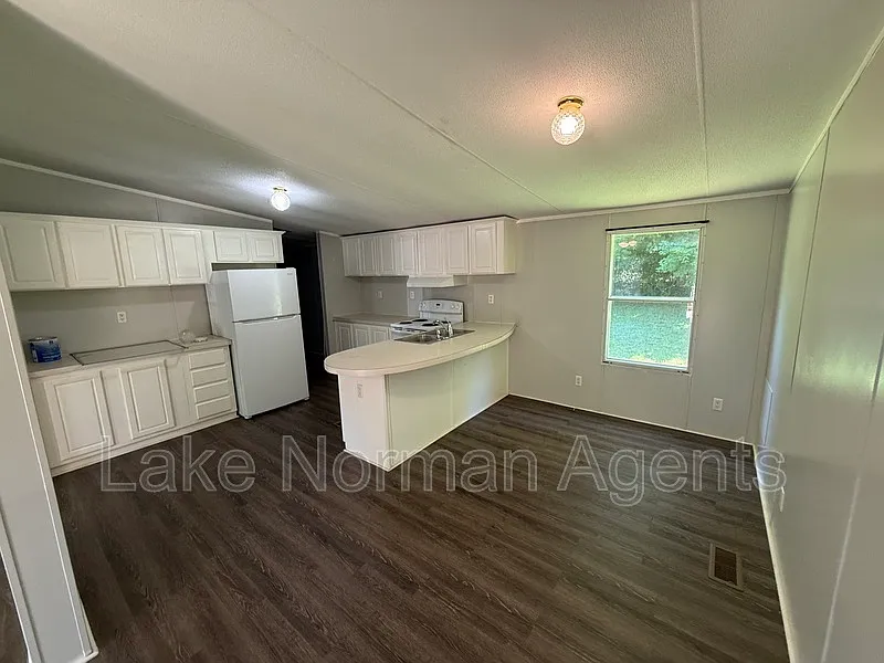 4 bed, 2.0 bath, $1,750 — Photo 3