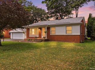 2067 Oakdale Dr, Waterford, MI 48329