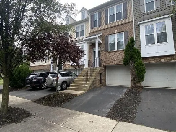 2831 Acarie Dr, Columbus, OH 43219