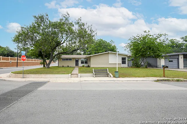 783 Clearview Dr — Photo 3