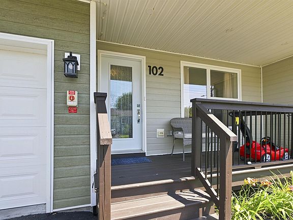 3rd image of 102 Crossfield Rdg