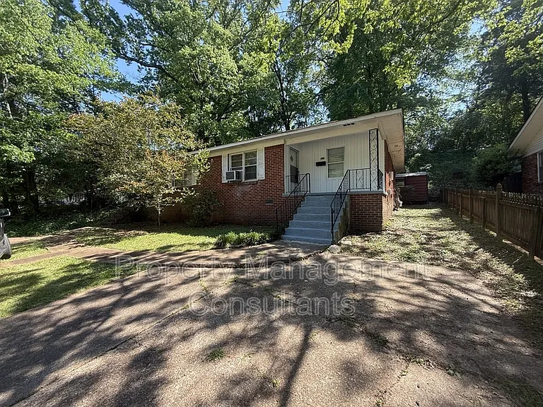 939 N Royal Ave — Photo 1