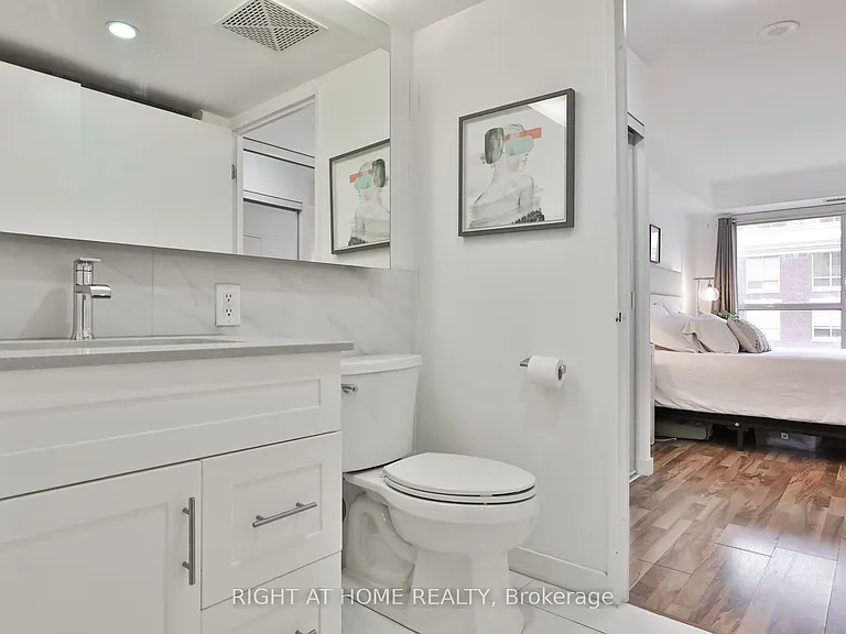 1005 King St W #613 — Photo 12