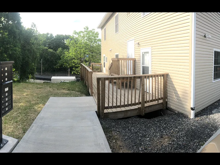 133 E Main St — Photo 8